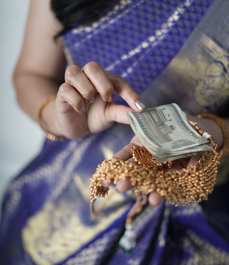 Customer selling old gold for instant cash at Sona Buyers